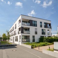 Moderne Neubau Immobilien, Mehrfamilienhäuser in neuer Wohnanlage in der Stadt