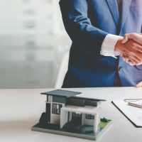 real estate agent Delivering sample homes to customers, mortgage loan contracts. Make a contract for hire purchase and sale of a house. and home insurance contracts, home mortgage loan concepts